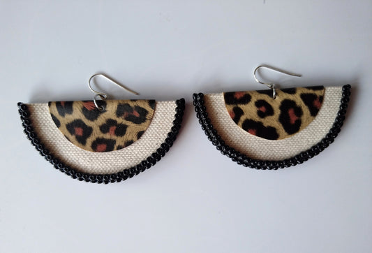 Ingwe Halfmoon Earrings Collection <Umbhaco +Black Bead and Olive Green+White Bead>