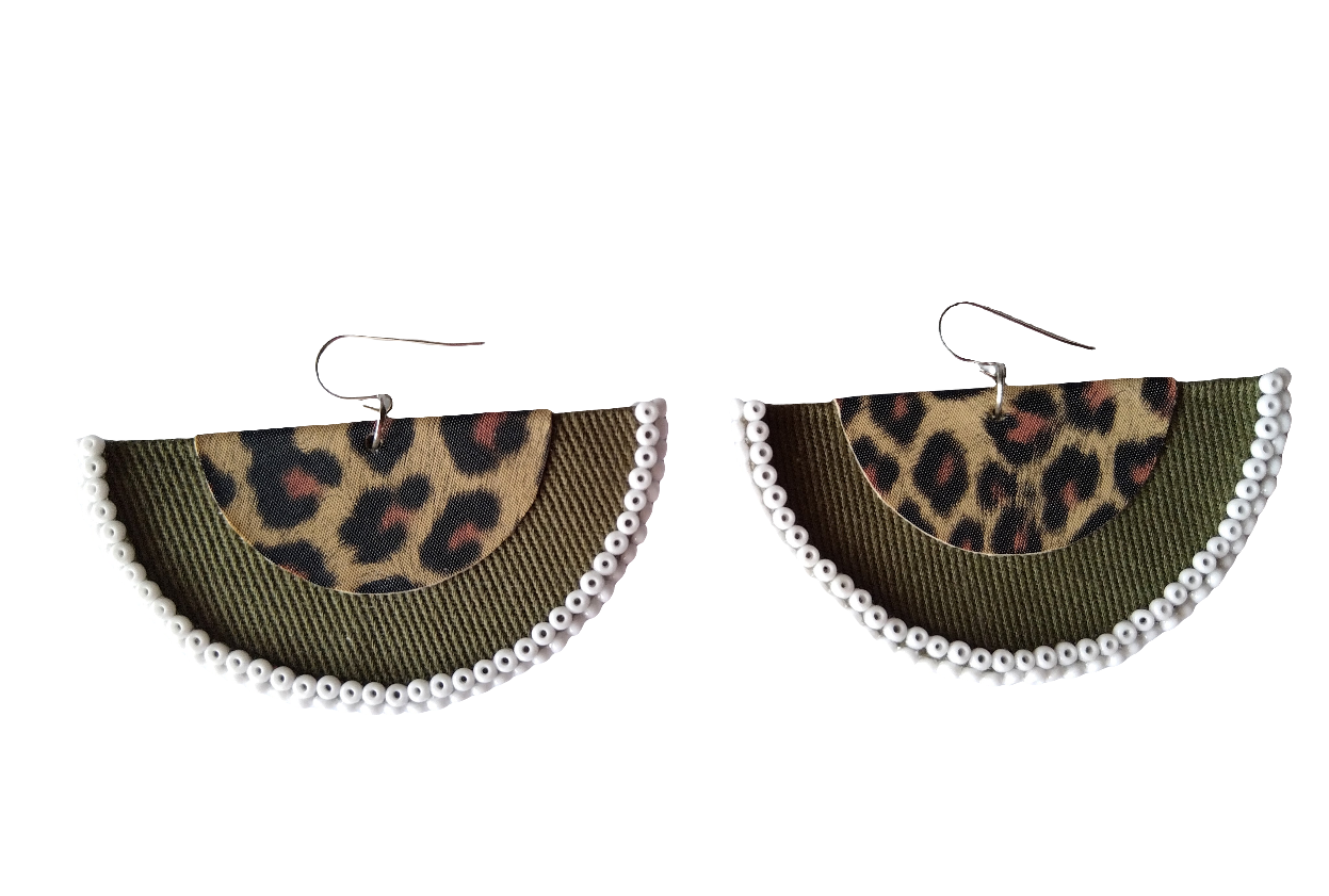 Ingwe Halfmoon Earrings Collection <Umbhaco +Black Bead and Olive Green+White Bead>