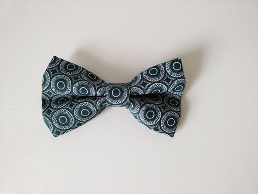 Green shweshwe bowtie with white circular patterns. Proudly South Africa Wedding and Matric dance accessory 